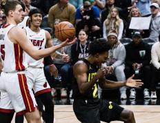 TK体育直播- 巴特勒爆冷击败澳大利亚队,爆冷引爆全场视频 